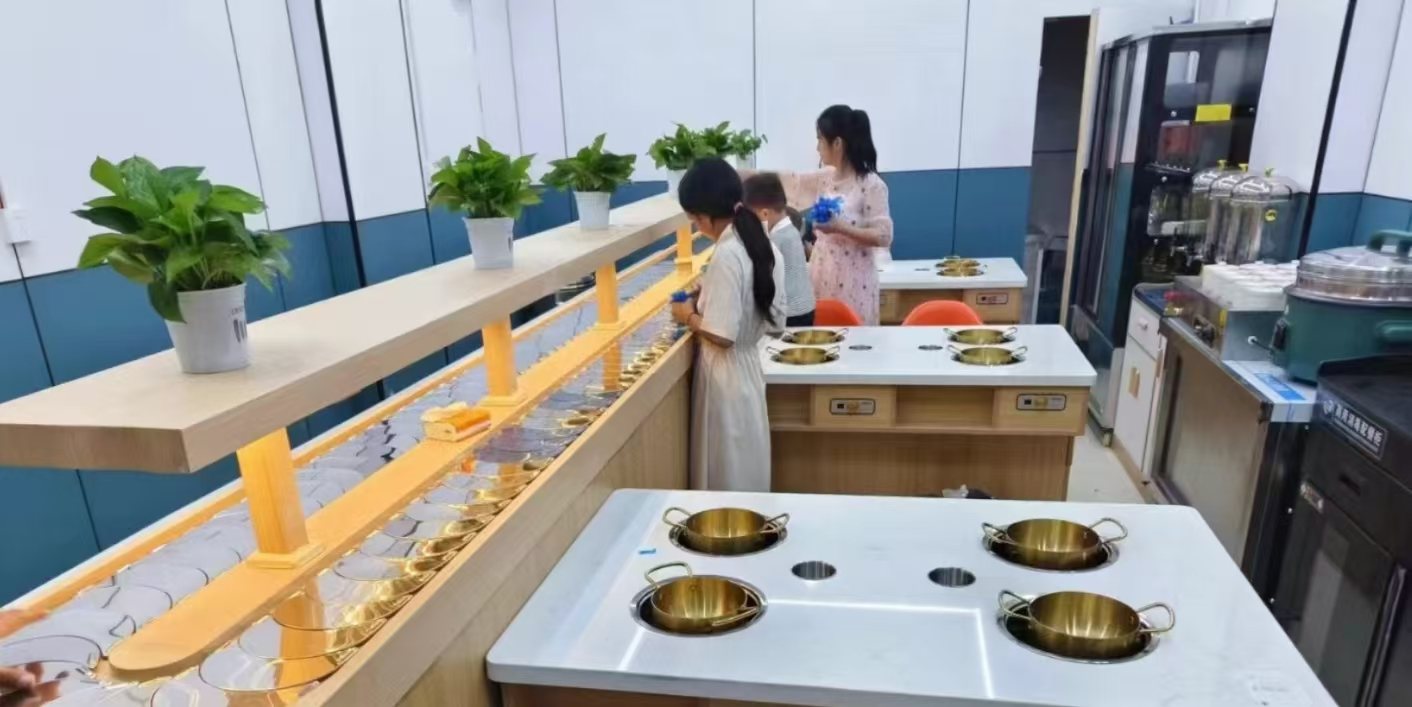 Rotating hot pot equipment by Zhiding