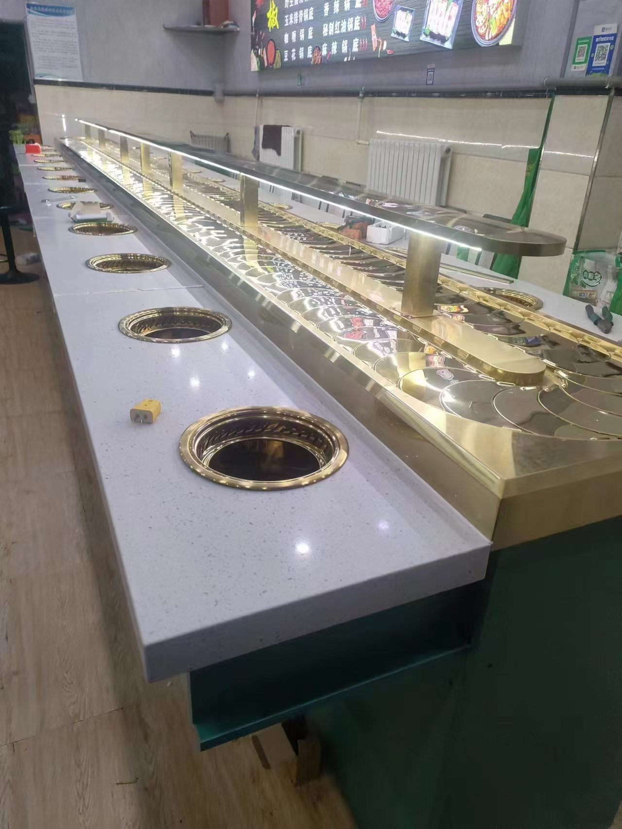Rotating hot pot equipment by Zhiding