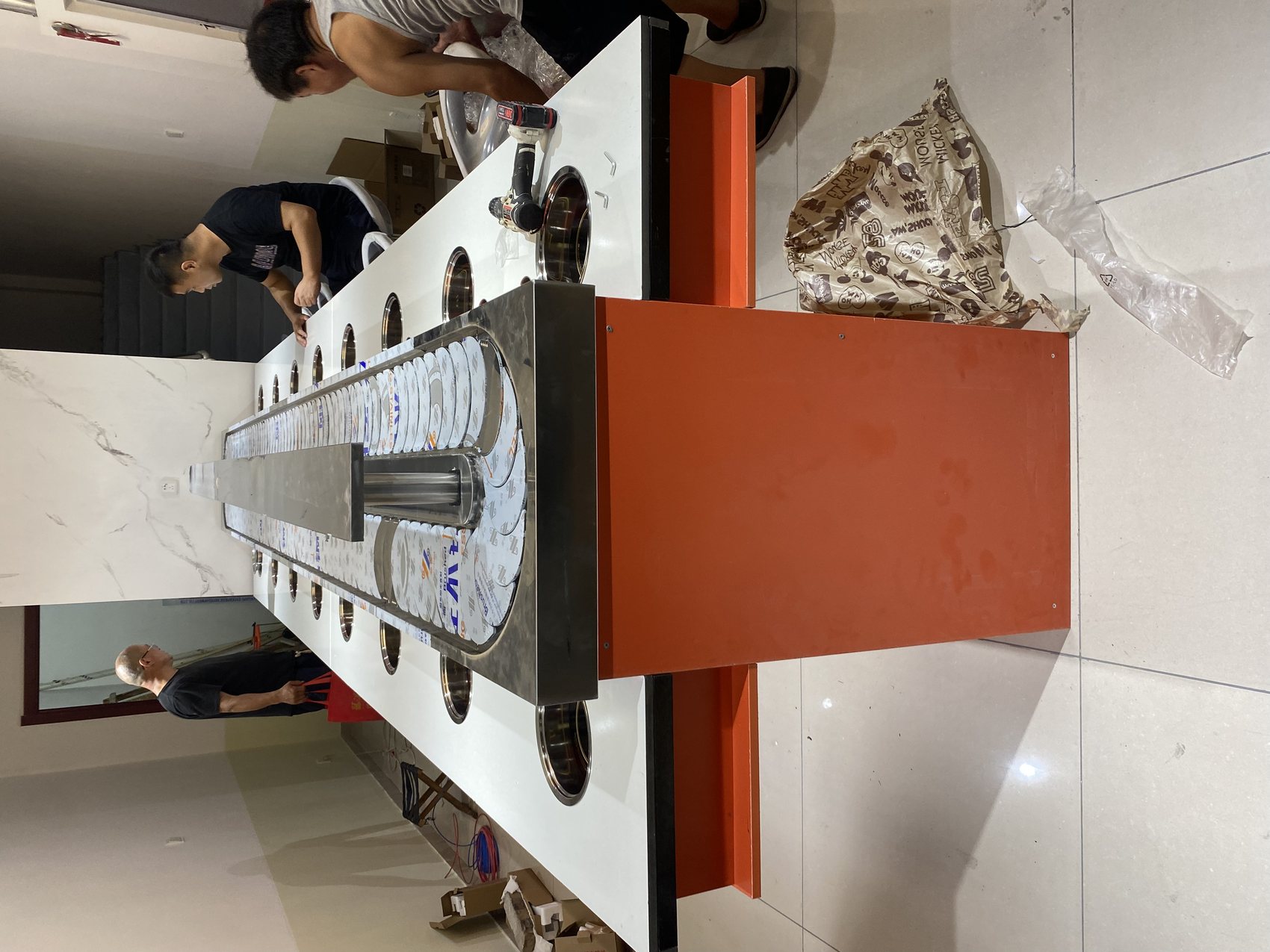 Rotating hot pot equipment by Zhiding