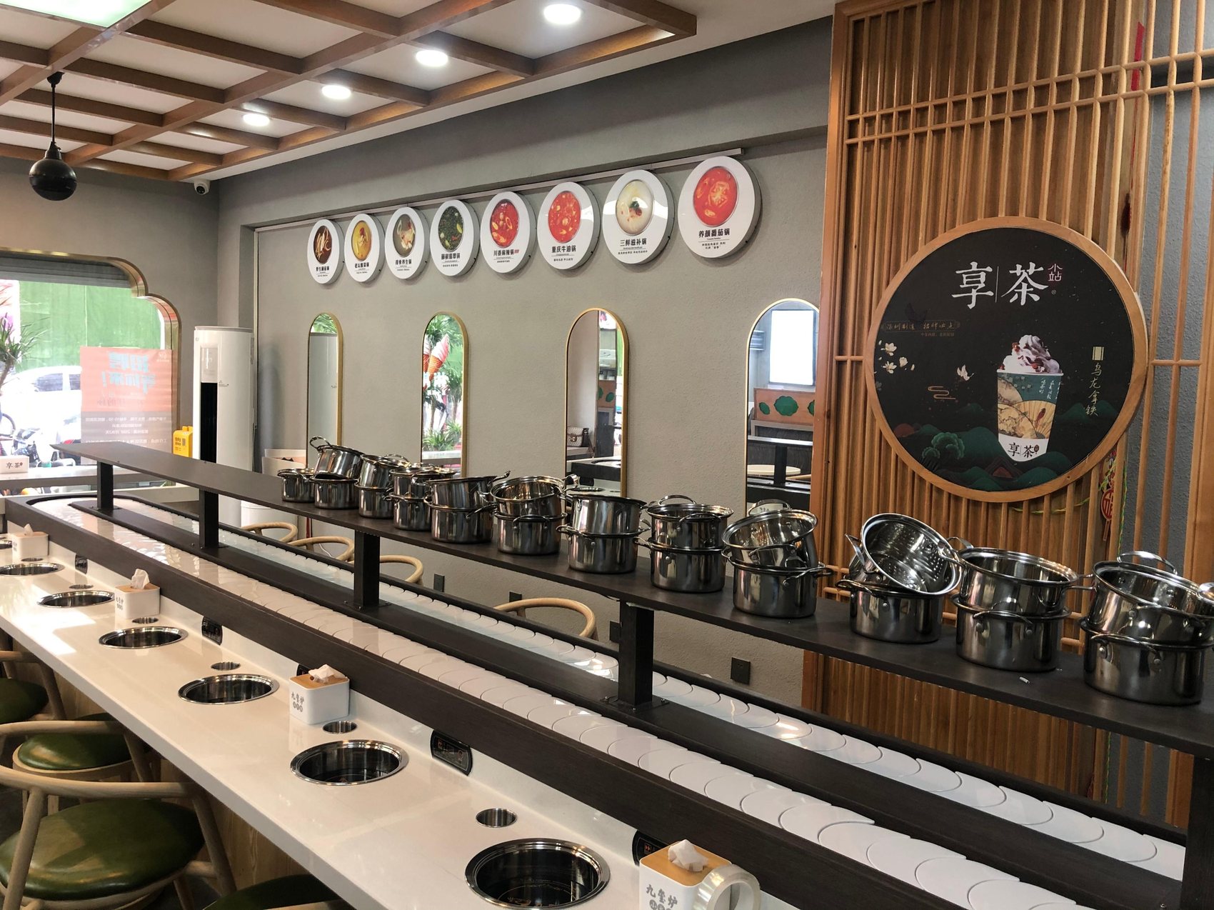 Rotating hot pot equipment by Zhiding