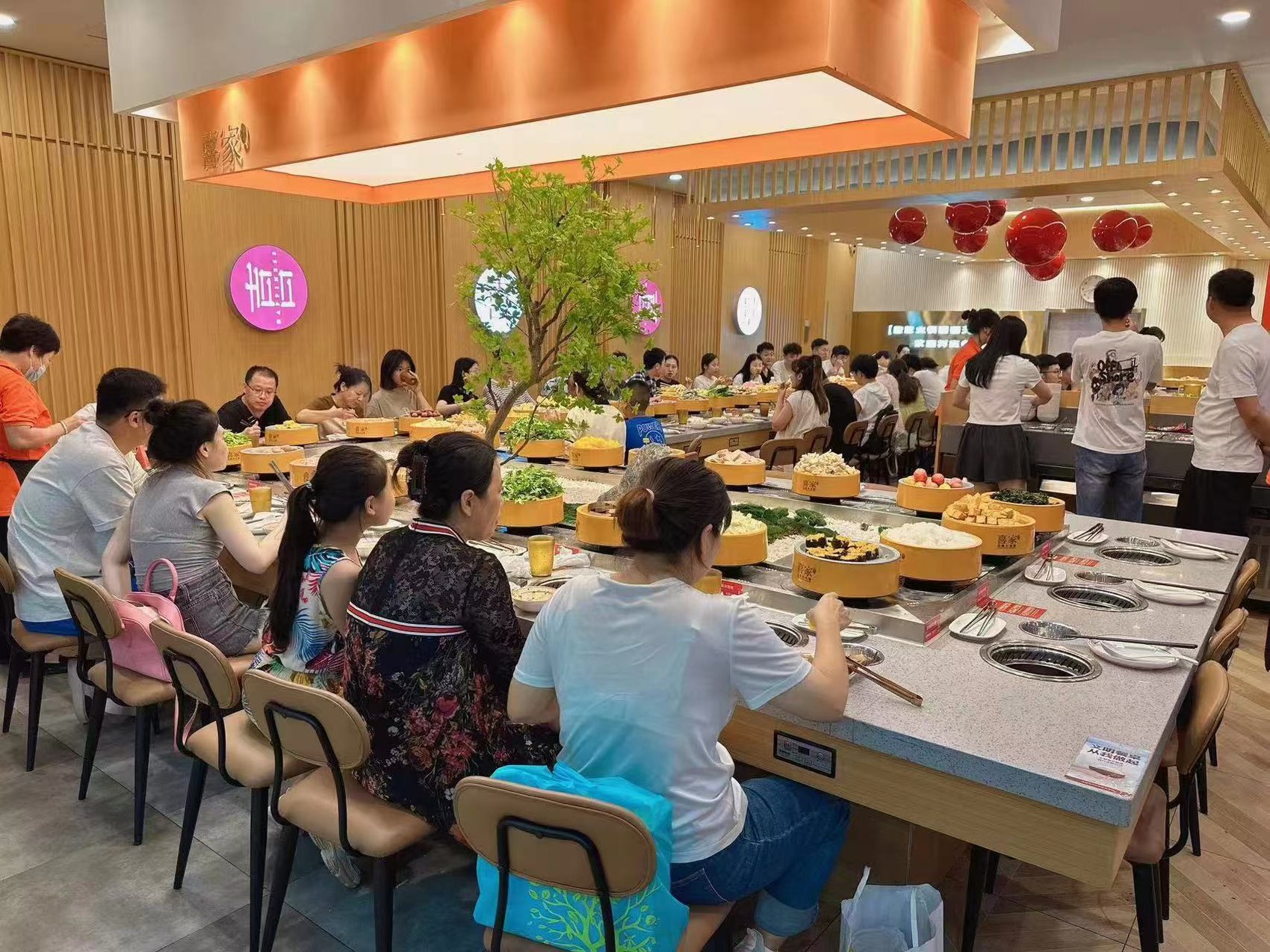 Rotating hot pot equipment by Zhiding